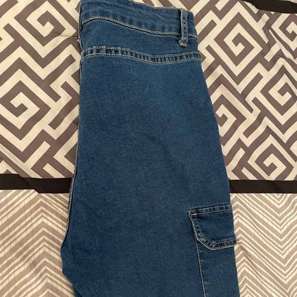 Shein Flip flap plckets denim cargo bermudas. US S. extremely stretchy material - Picture 6 of 8